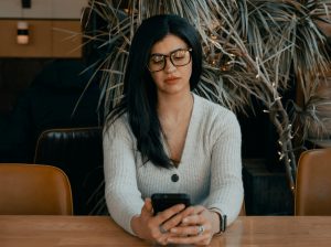Thumbnail voor Isra werd gek van mede-moeders en gaf ongezouten mening: 'Per ongeluk in de klassenapp'