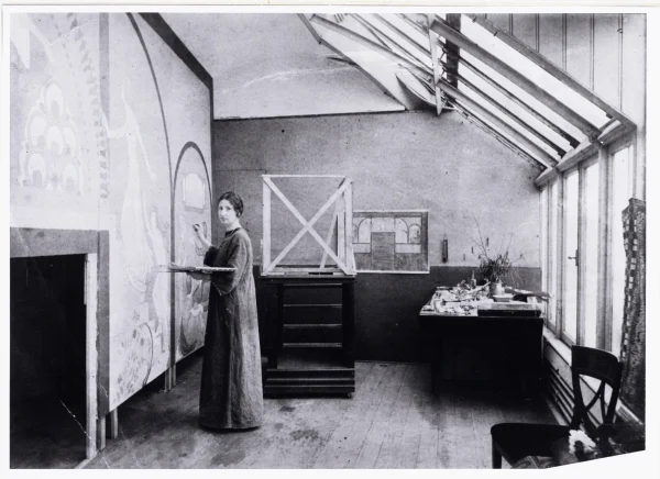 Foto Wilhelmina Drupsteen aan het werk aan de tentoonstelling De Vrouw 1813-1913, collectie Museum Het Schip