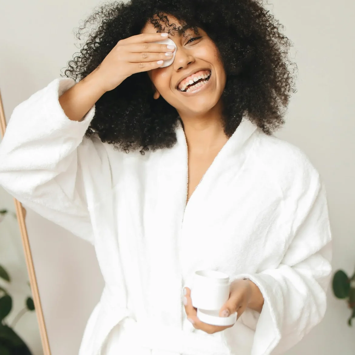 vrouw witte badjas skincare