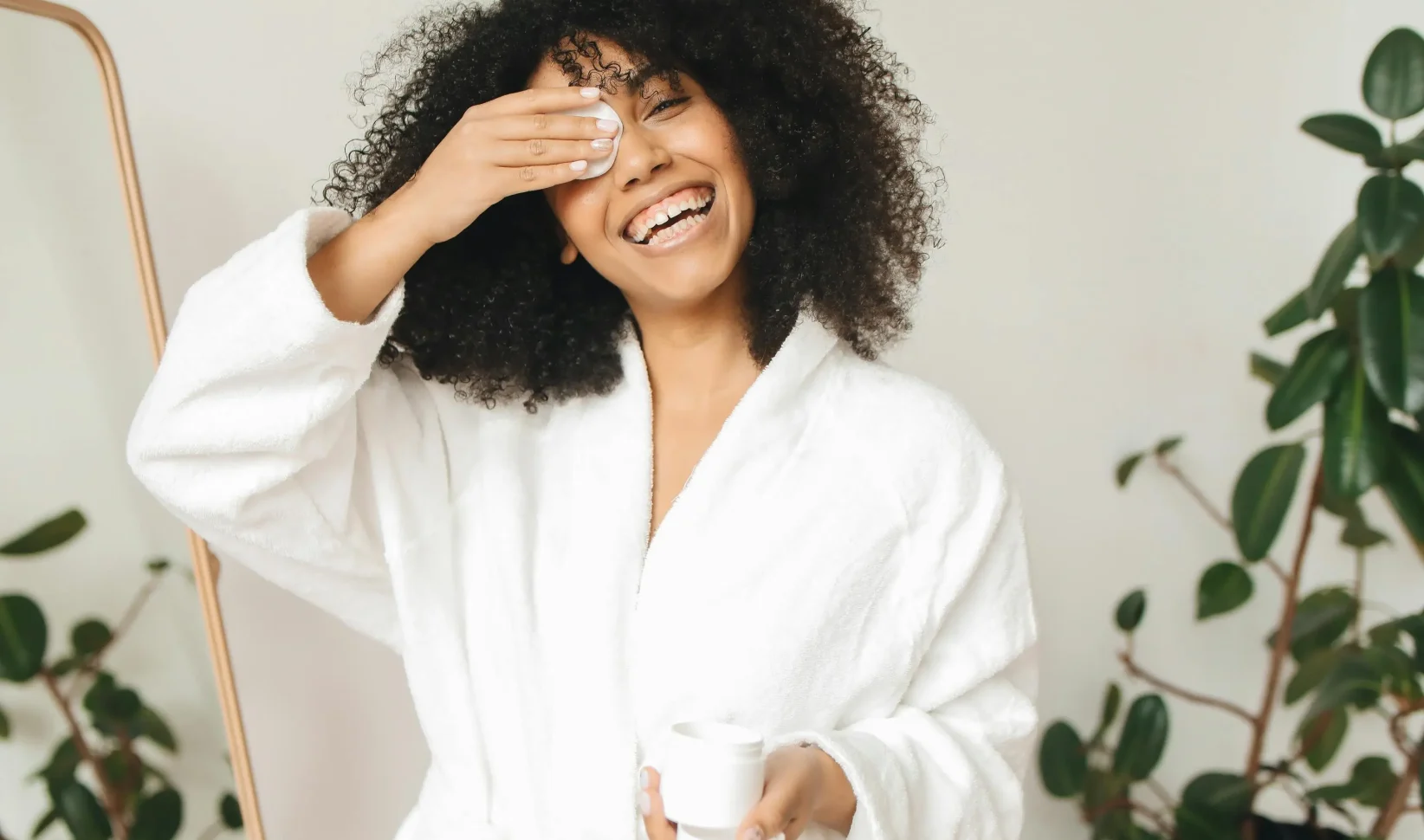 vrouw witte badjas skincare