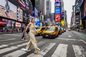 Thumbnail voor Koningin Máxima schittert in gouden jumpsuit (en die is nu te koop voor de helft van de prijs)