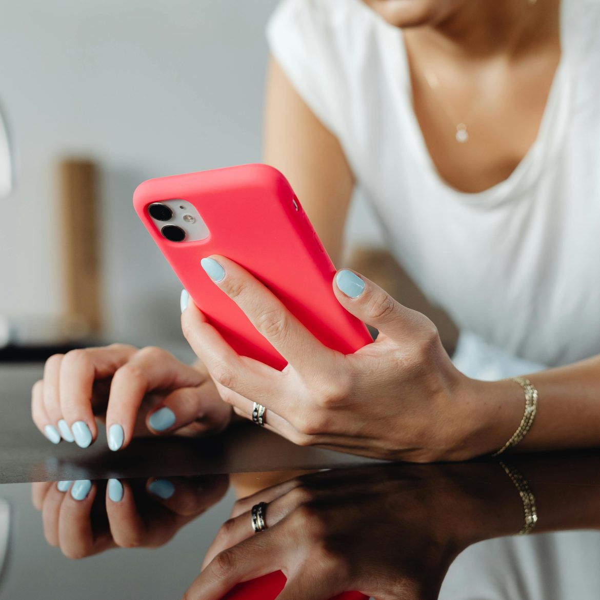Vrouw op telefoon.