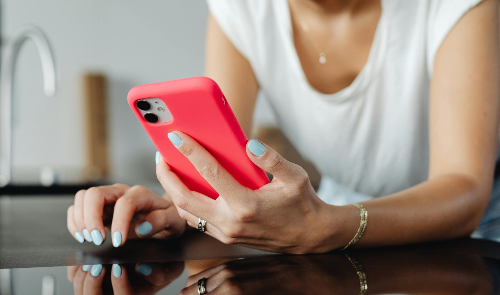 Vrouw op telefoon.