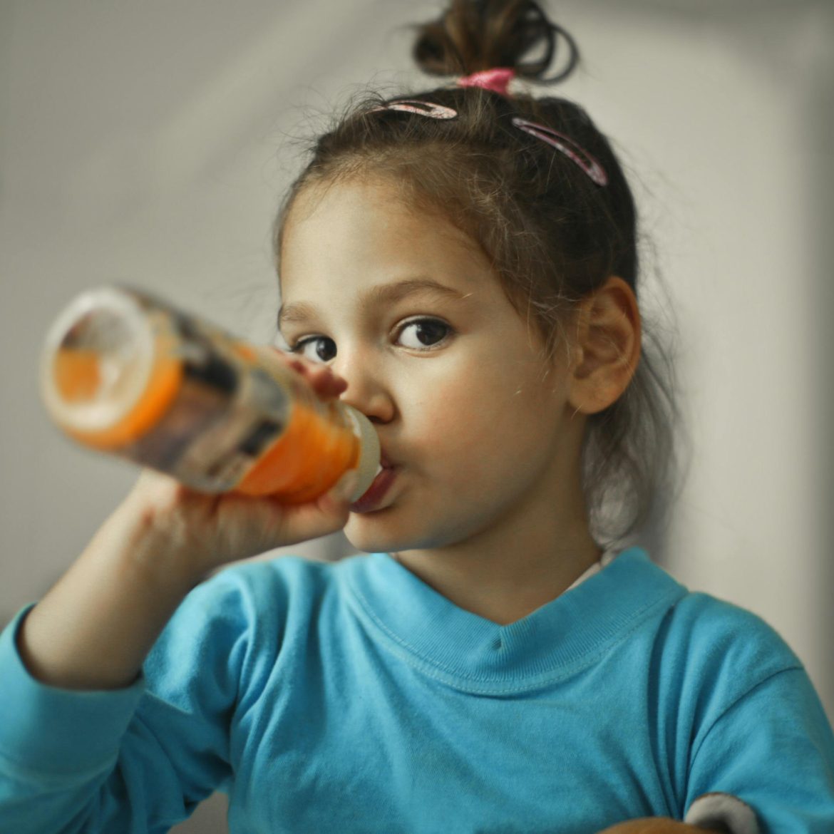 Kind drinkt uit de fles.