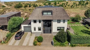 Thumbnail voor Wakker worden met Schotse hooglanders voor je raam? Dat kan in deze villa in Wijk aan Zee