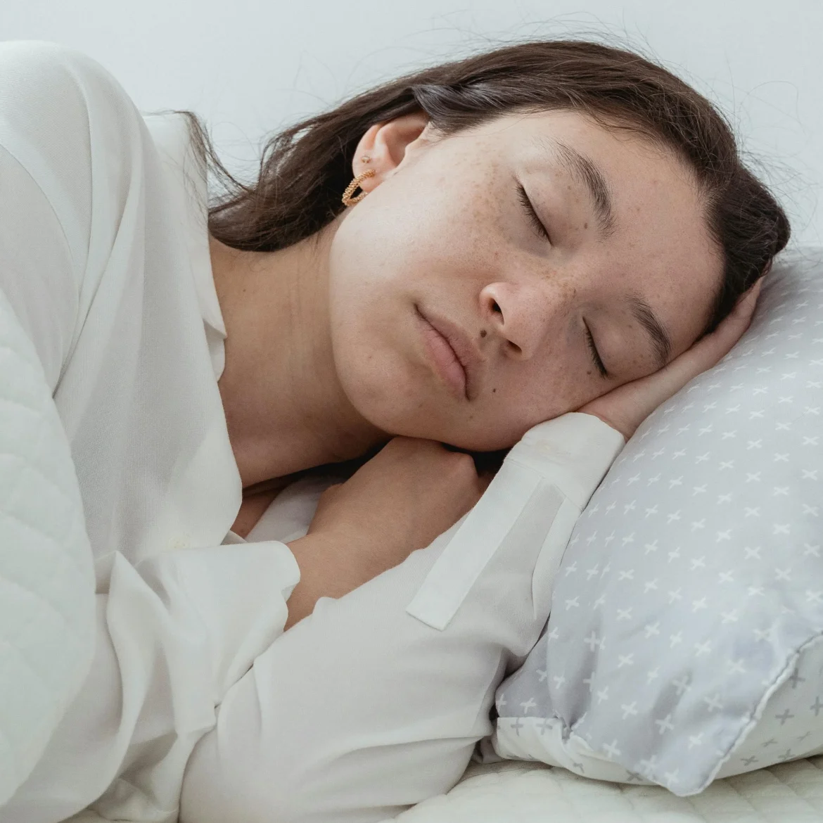 Slaaproutines vrouw slaapt in bed