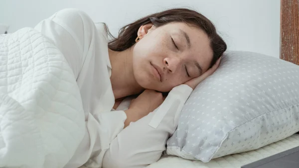 Slaaproutines vrouw slaapt in bed
