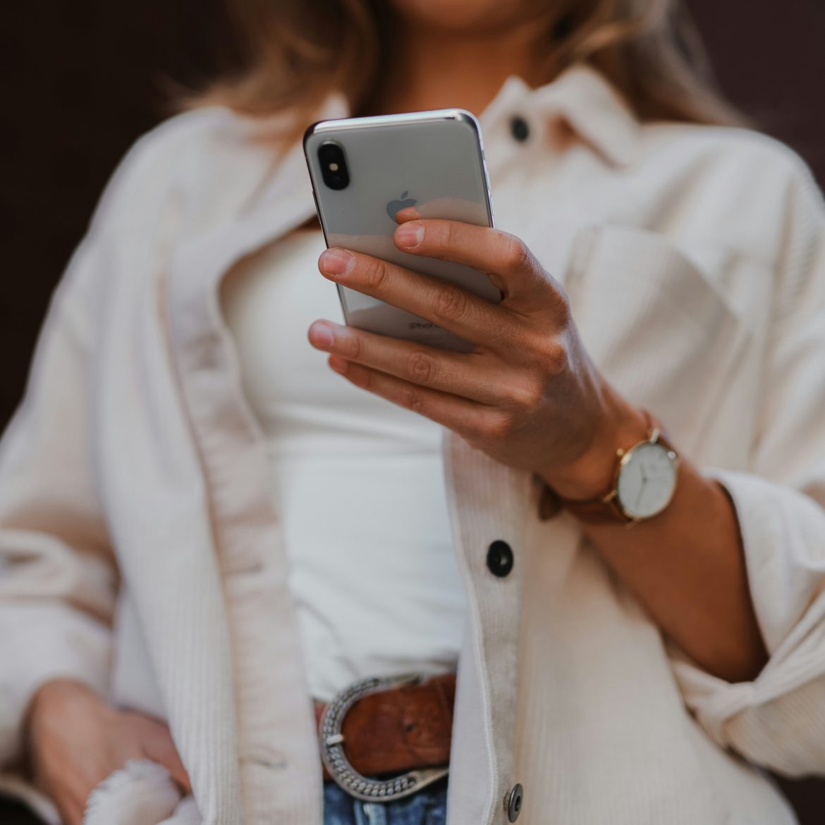 Vrouw op haar telefoon.