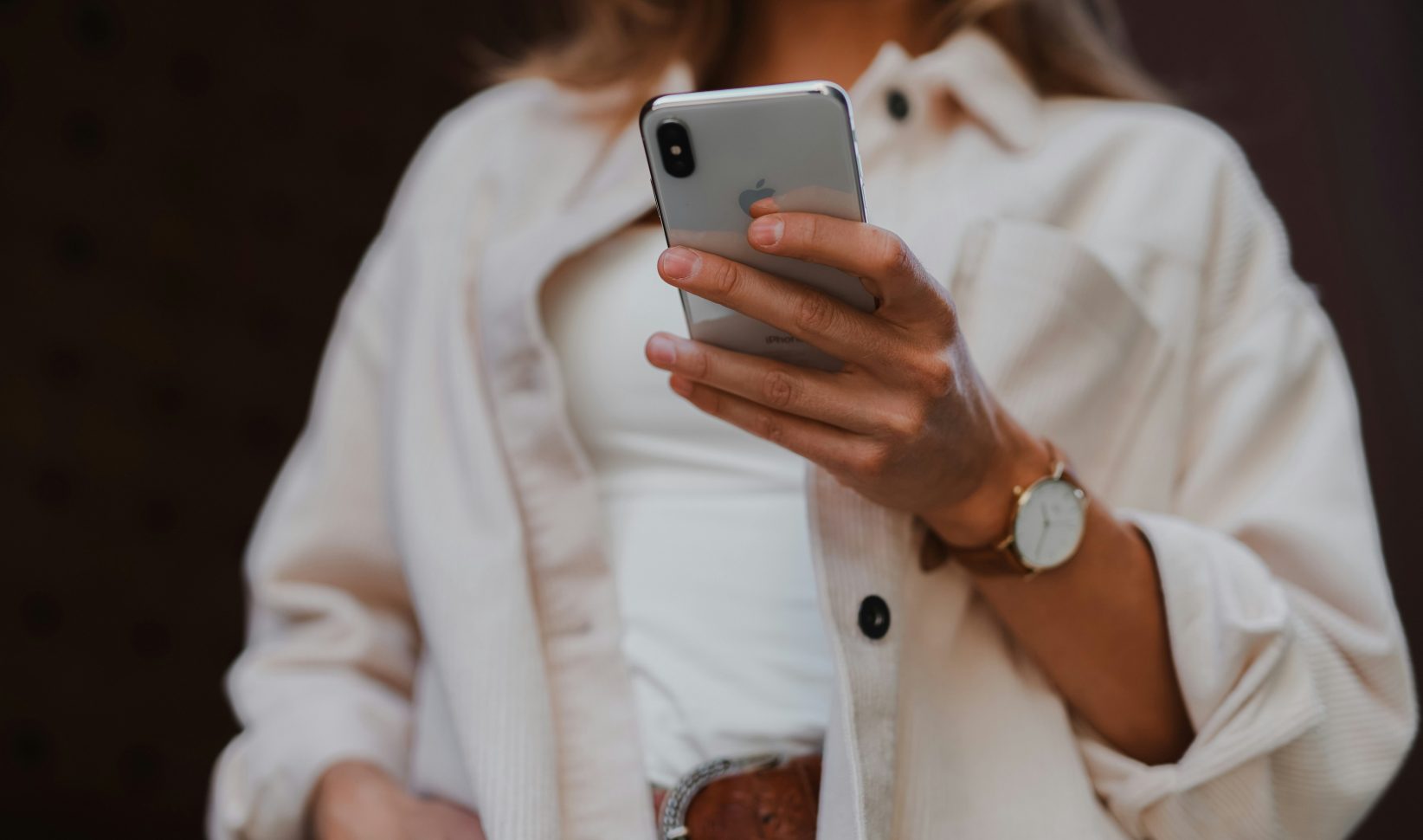Vrouw op haar telefoon.