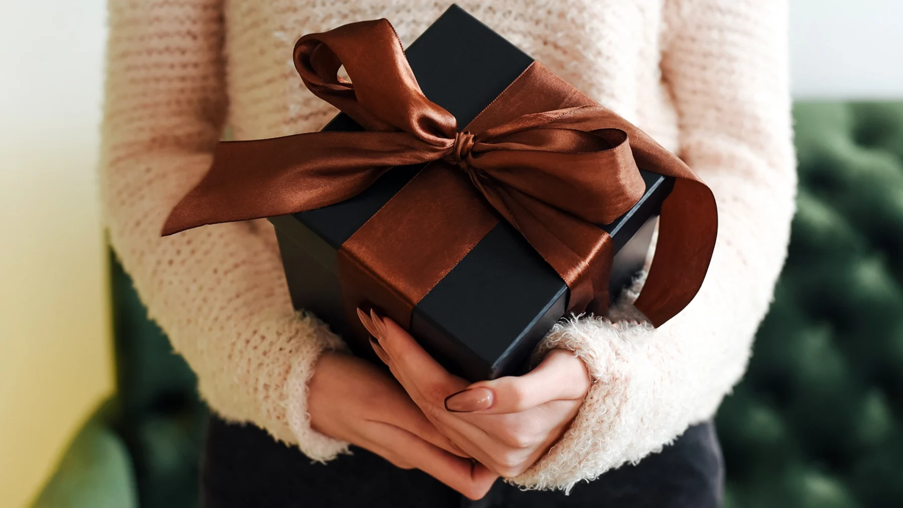 Bedrogen vrouw houdt een cadeau vast