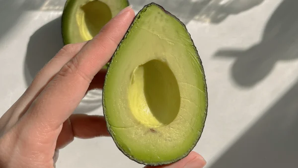 pit avocado verwijder zonder mes