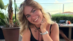 Thumbnail voor Jasmin verloor vinger na sprong over hek: 'Hij hing er de hele nacht aan'