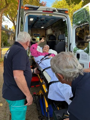 Thumbnail voor WensenAmbulance rijdt Sanne naar levensreddende operatie: 'Drie dagen in hobbelige ambulance, help!'