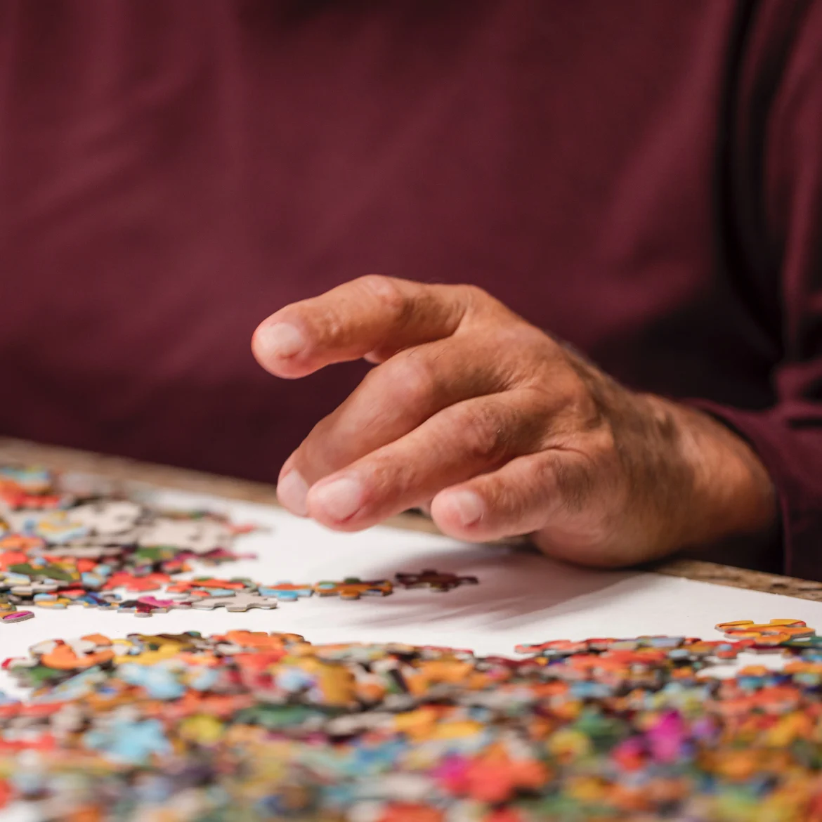 Puzzel met hand