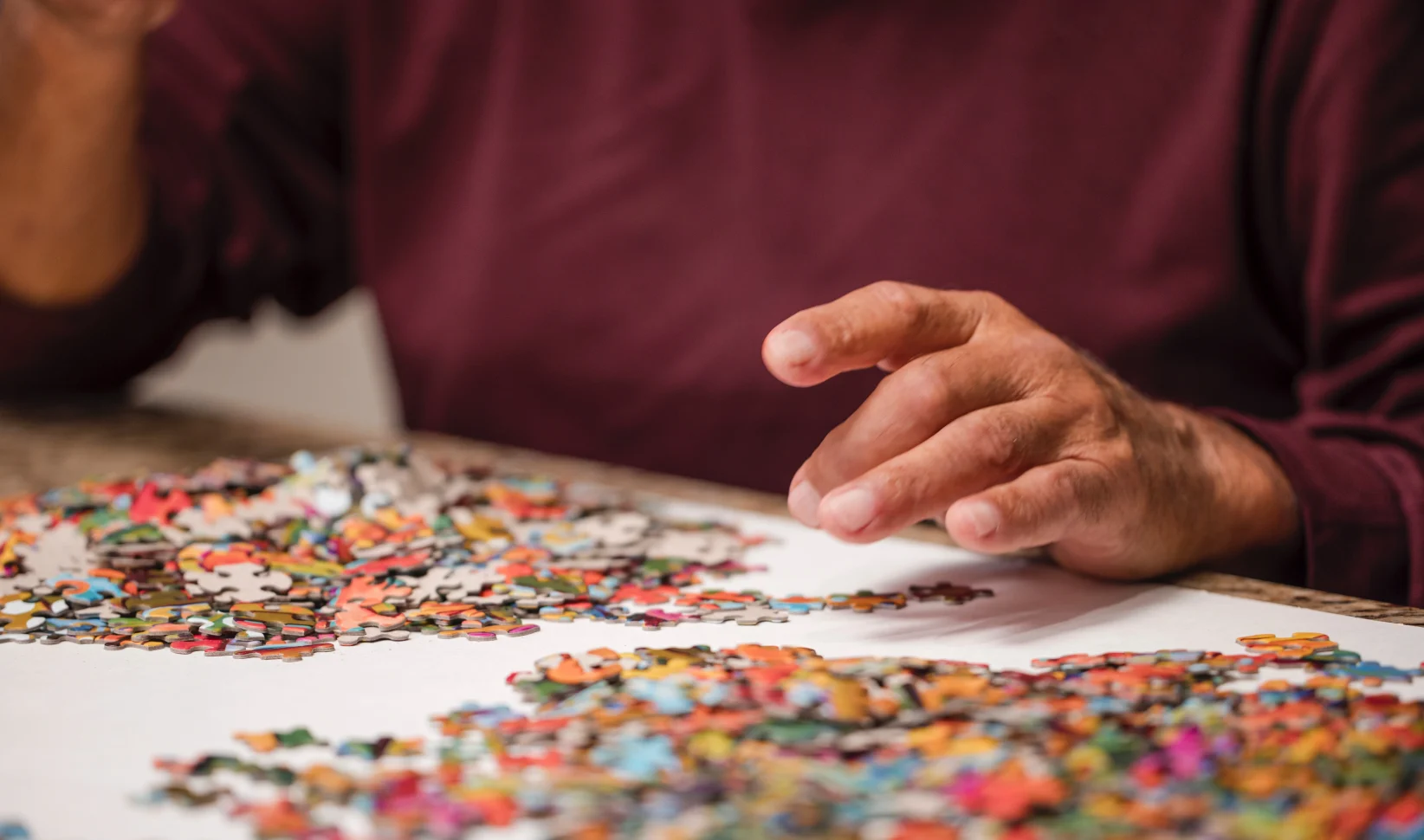 Puzzel met hand