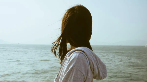 Janine (43) droeg in haar jeugd de zorg voor haar depressieve ouders: 'Ik moest de mantelzorg loslaten'