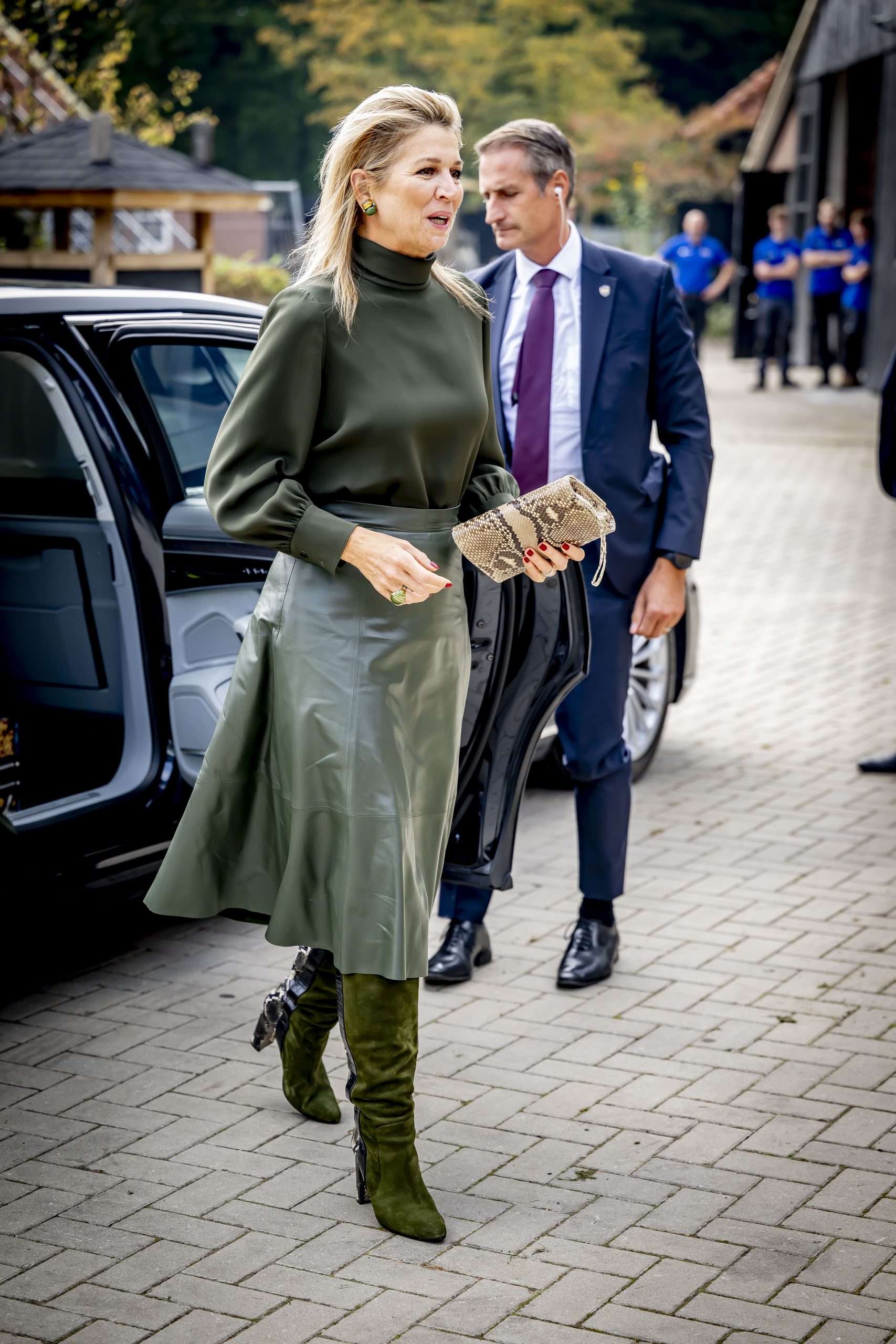 Koningin Máxima in faux leer 