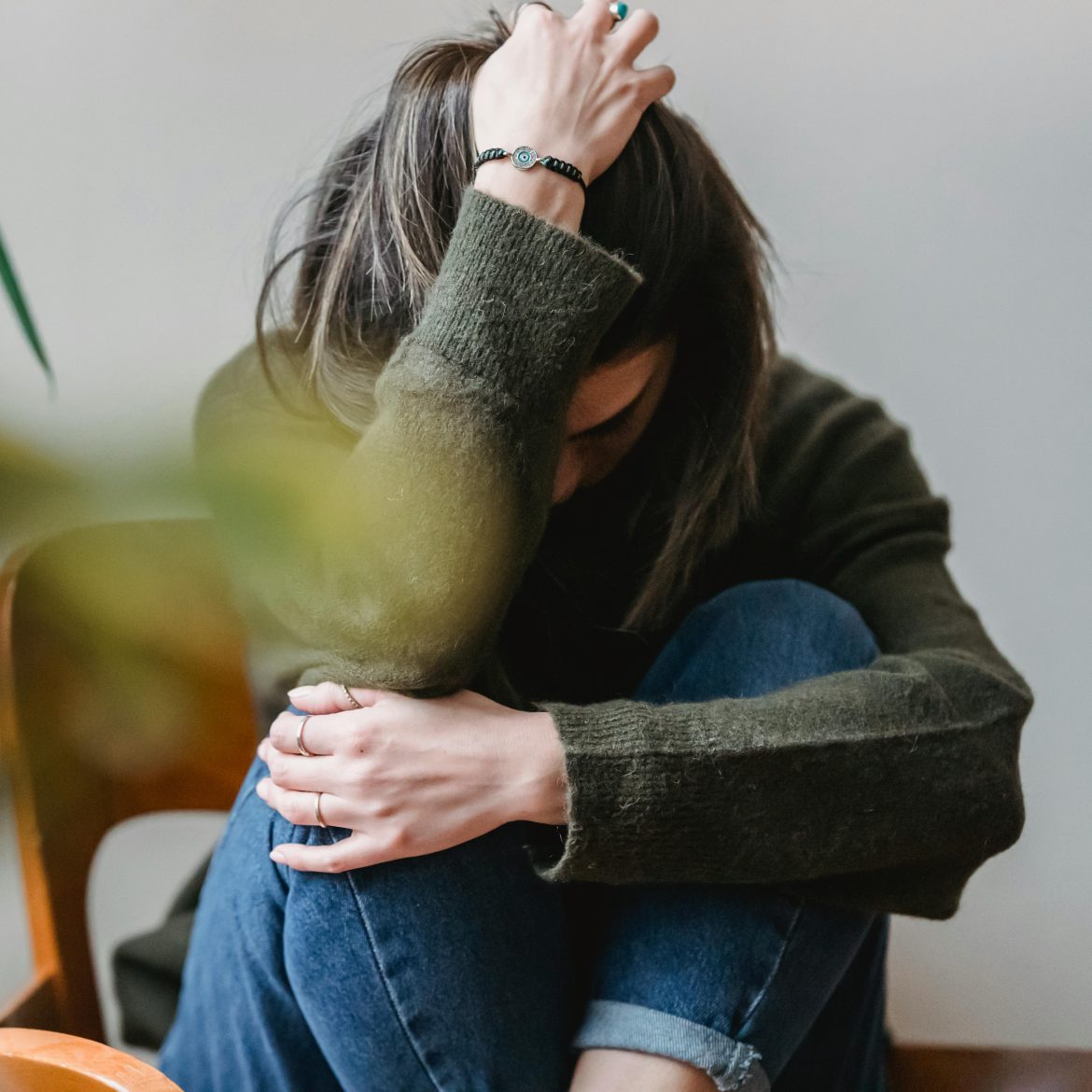Vrouw met hoofd steunend op haar hand.