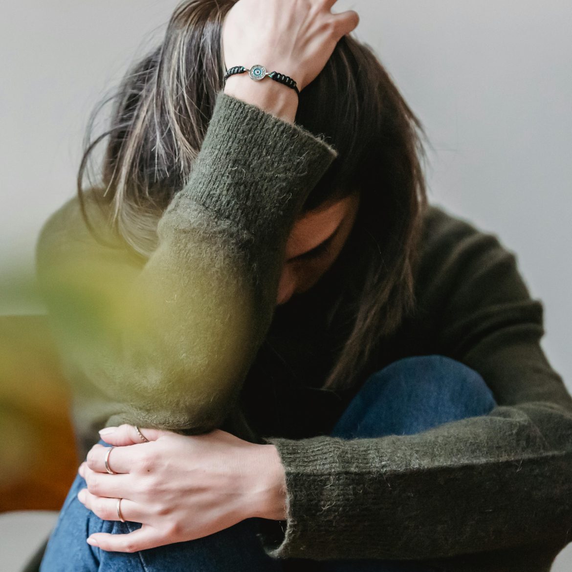 Vrouw met hoofd steunend op haar hand.