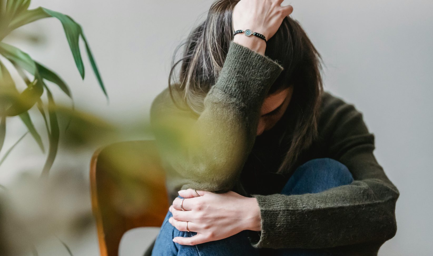 Vrouw met hoofd steunend op haar hand.