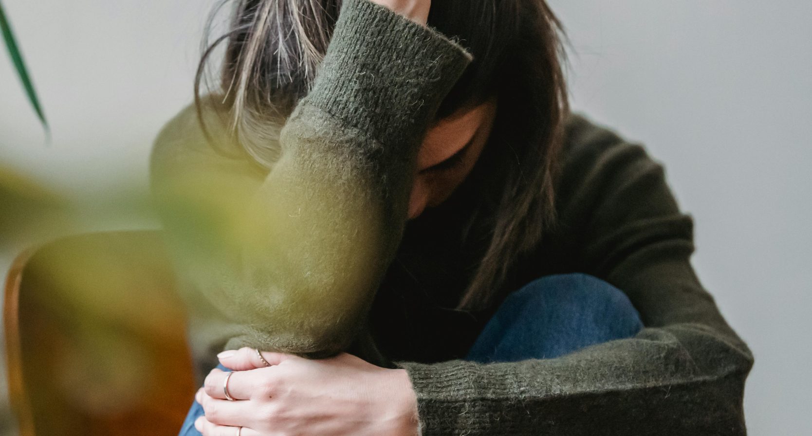 Vrouw met hoofd steunend op haar hand.