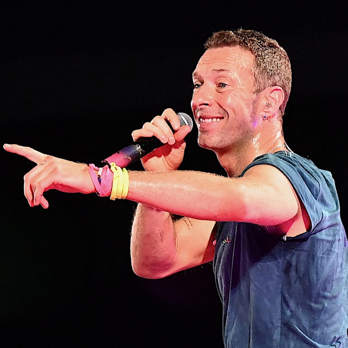 Verrassende plot twist in 'Coldplay kisscam'-saga: ceo Andy Byron lijkt terug bij zijn vrouw
