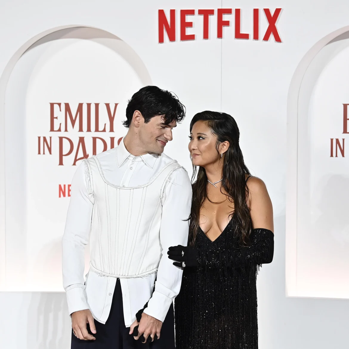 Emily in Paris sterren Ashley Park en Paul Forman