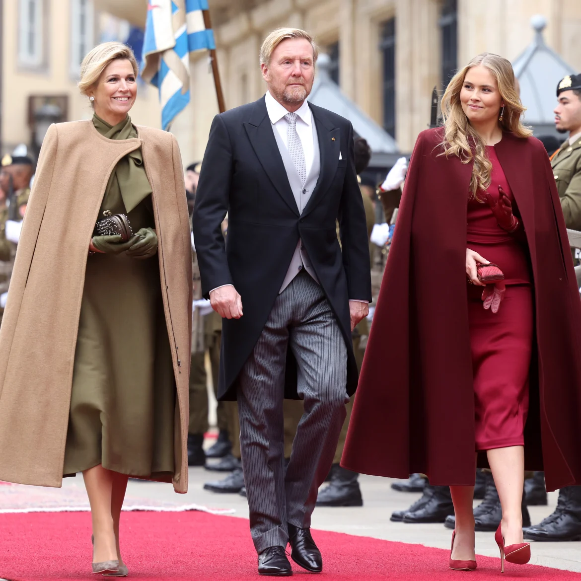 Amalia en Máxima gaan voor de cape-jas (en dit zijn vergelijkbare exemplaren)