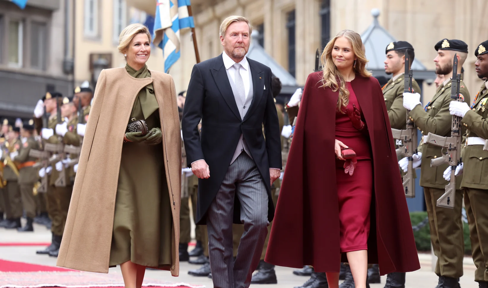 Amalia en Máxima gaan voor de cape-jas (en dit zijn vergelijkbare exemplaren)