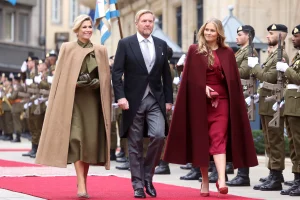 Thumbnail voor Amalia en Máxima gaan voor de cape-jas (en dit zijn vergelijkbare exemplaren)