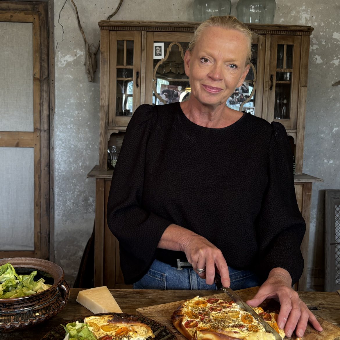 Karin Swerink maakt deze makkelijke én overheerlijke tomatentaart (met slechts een paar ingrediënten)