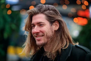 Thumbnail voor Radio-dj Frank van der Lende zet schaar in lange lokken en deelt het eindresultaat