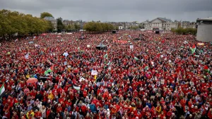 Thumbnail voor Naar schatting 250.000 mensen in Amsterdam voor het Rode Lijn-protest