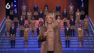 Thumbnail voor Linda de Mol schittert in prachtige satijnen blazer in 'Miljoenenjacht' (en hier shop je 'm)