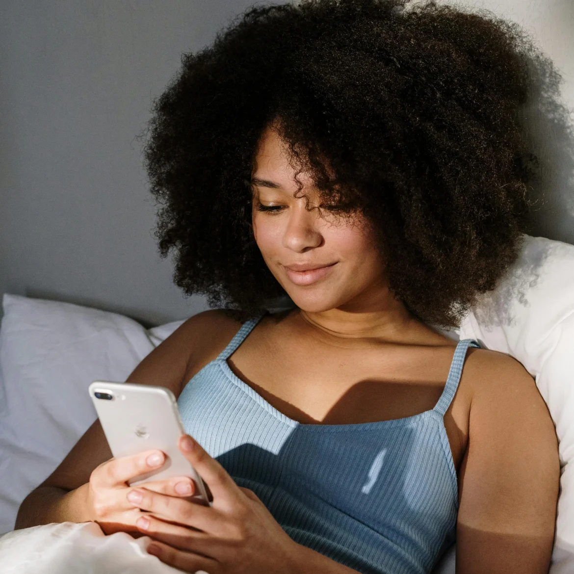 Vrouw op telefoon die Mart-Club bekijkt