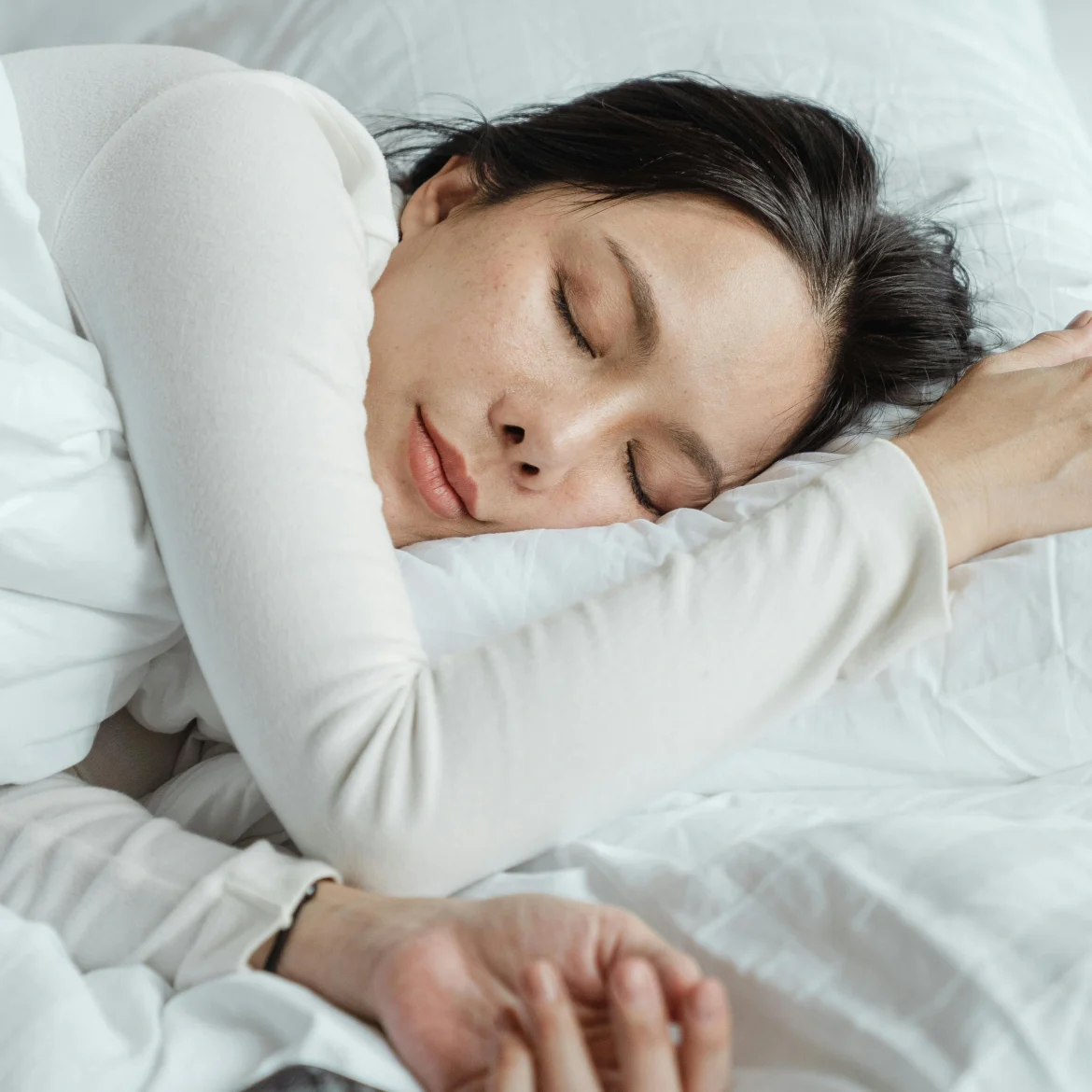 elektrische deken gevaarlijk? Vrouw slaapt onder deken