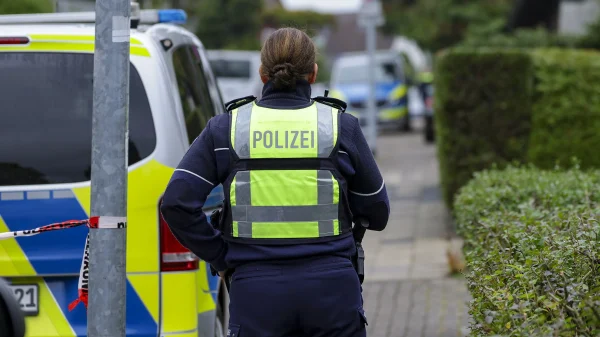 De onlangs gekozen burgemeester van het Duitse Herdecke die gewond raakte bij een mesaanval, is niet langer in levensgevaar. Ze heeft haar 17-jarige dochter als verdachte aangewezen.