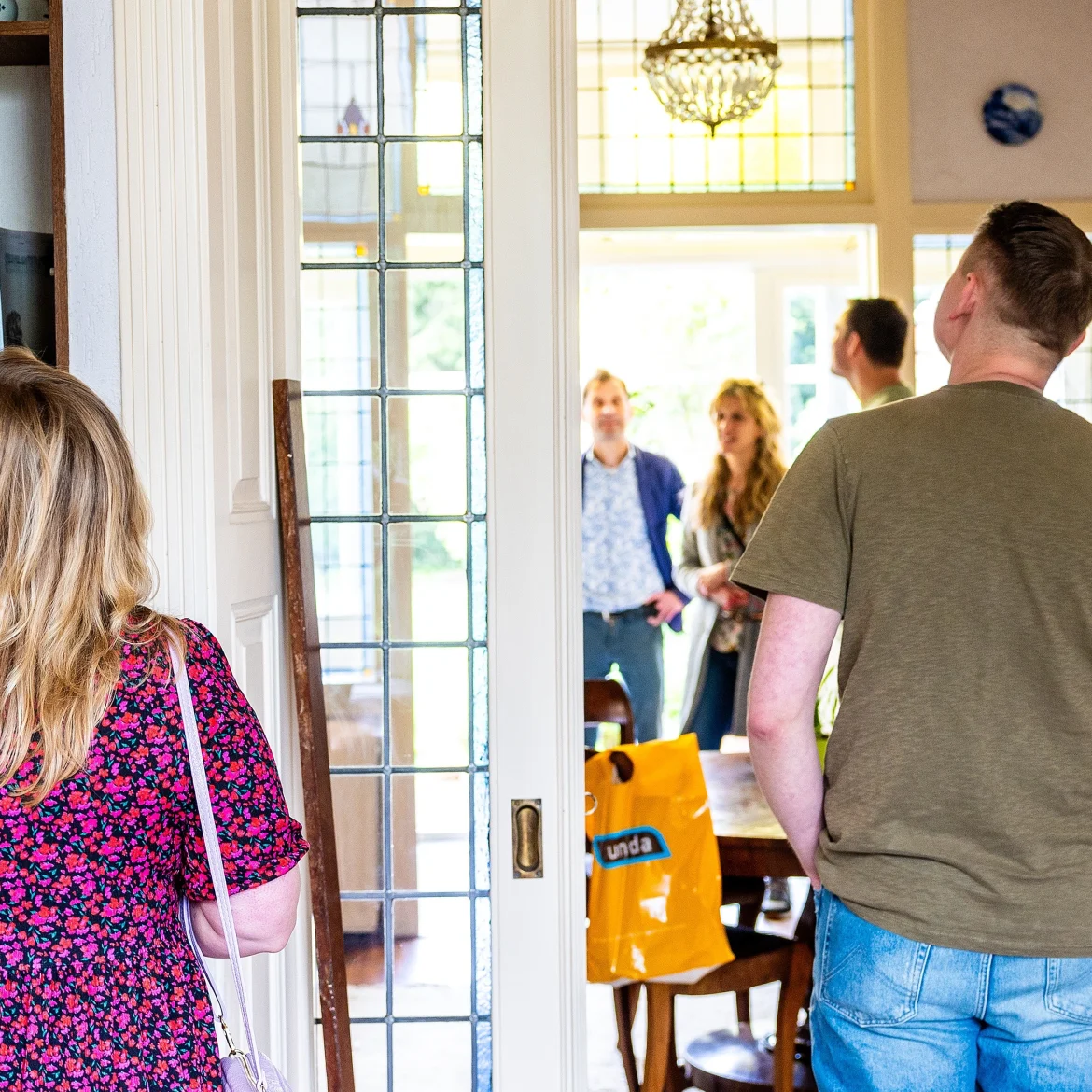 Huizenkopers betaalden in het derde kwartaal van dit jaar meer geld voor een koopwoning dan een jaar eerder, meldt de Nederlandse Vereniging van Makelaars (NVM).