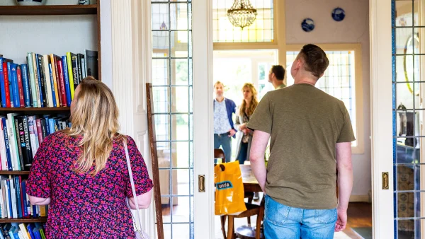 Huizenkopers betaalden in het derde kwartaal van dit jaar meer geld voor een koopwoning dan een jaar eerder, meldt de Nederlandse Vereniging van Makelaars (NVM).
