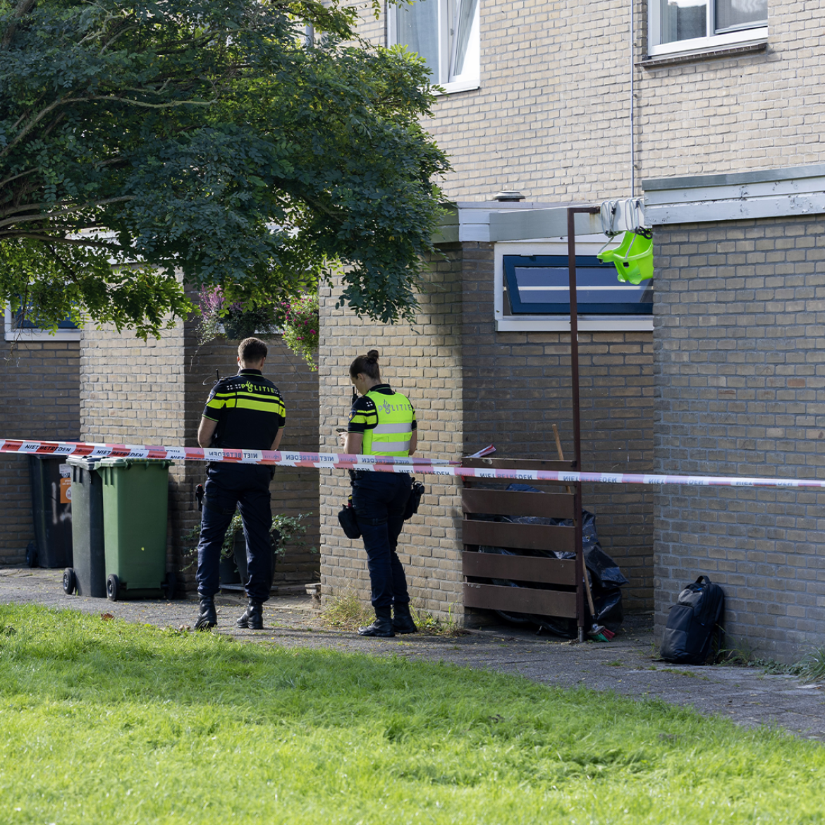 Vrouw dood gevonden in woning Zaandam, politie zoekt man die mogelijk betrokken is