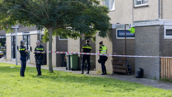 Vrouw dood gevonden in woning Zaandam, politie zoekt man die mogelijk betrokken is