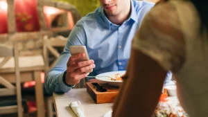 Thumbnail voor Marije (36): 'Tijdens mijn verjaardagsdiner zag ik de Tindermeldingen op zijn telefoon'