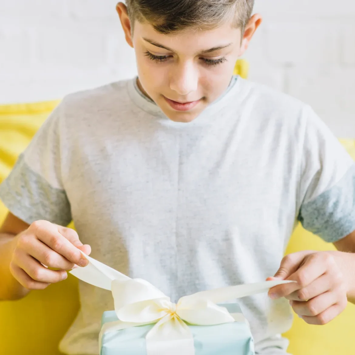 Kind opent grotere cadeaus