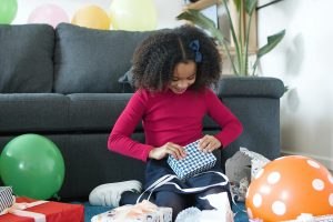Thumbnail voor Elvira's kinderen krijgen grotere cadeaus bij hun vader: 'Knoop in mijn maag'