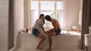 Thumbnail voor Net zo verliefd als Emily en boos op Belly: waarom we gehecht raken aan tv-karakters