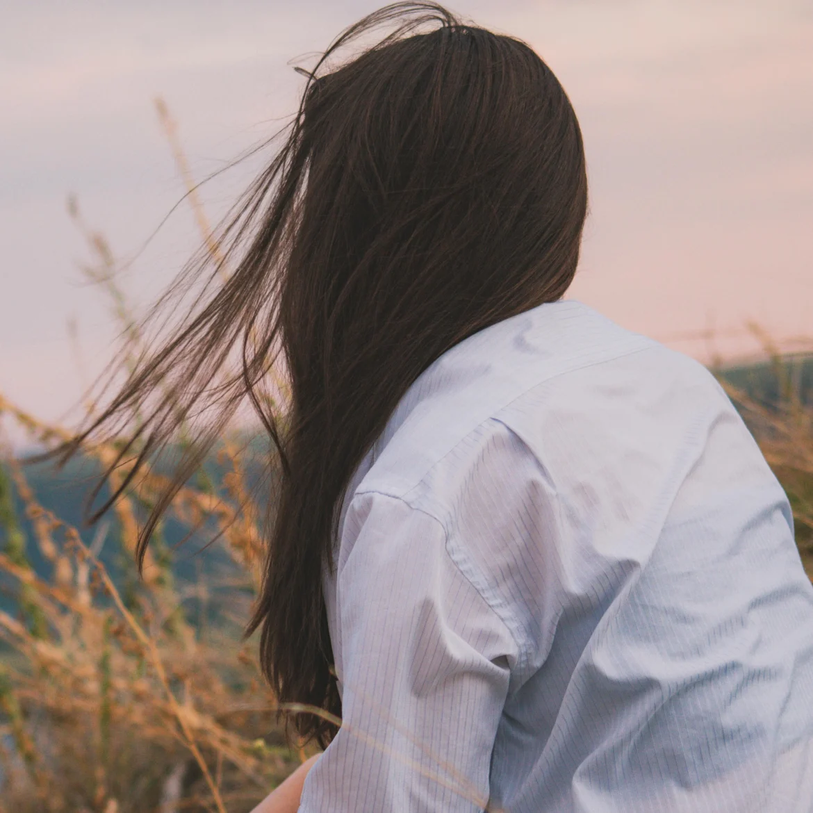 ‘Ik had nooit in dit gezin geboren moeten worden’: Sandra voelt zich haar leven lang buitenstaander