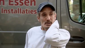 Thumbnail voor Dennis en Bianca wonen met negen dieren in beschimmelde woning met rot dak in 'Help mijn man is klusser!'