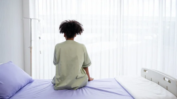 Illustratief beeld van vrouw op een ziekenhuisbed bij interview met Frederike Bemelman over niertransplantatie