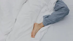 voet onder de deken vandaan