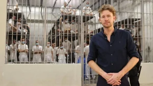 Thumbnail voor Ewout Genemans over 'Ewout: Gevaarlijke Gevangenissen': 'Mensen zitten de hele dag als beesten in een kooi'